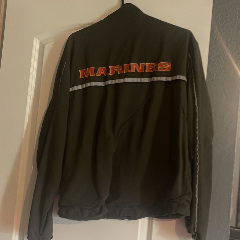 Size M Military windbreaker US Marine Corp has inner lining.
